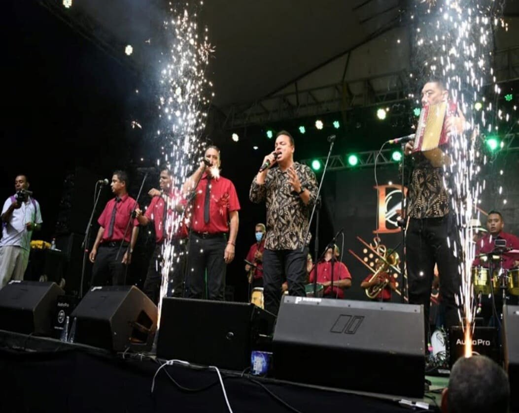 Dúo Sensacional con grupo completo en vivo